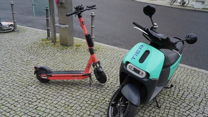 roter E-Roller und türkises E-Moped