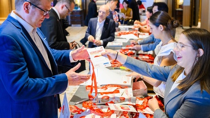 Mann nimmt Umhängkarte