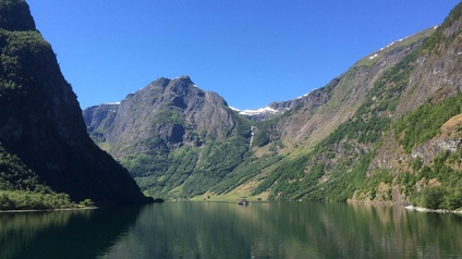 Blick über einen See Richtung Berge