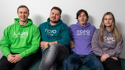 Vier Personen sitzen nebeneinander: Kevin Oberluggauer, Mateo Leitner, Matteo Comploi und Jennifer Matt - das Team der Topo GmbH