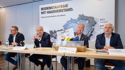 Pressekonferenz Foto, 4 Männer an einem Tisch