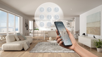 Hand mit Smarthome in Wohnraum ragend, grafisches Element mit Icons Hintergrund überlappend