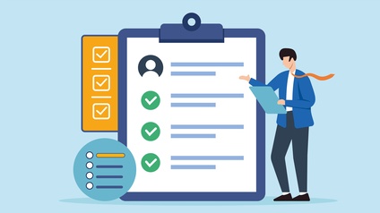 Grafik eines Klemmbrettes mit dem Symbol einer Person und grünen Häkchen auf weißem Untergrund. Rechts davon ist das Symbol einer Person mit Klemmbrett, links ein oranges Rechteck mit weißen Häkchen und ein blauer Kreis mit Kreisen und Linien daneben