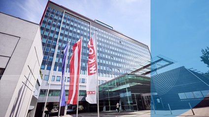 Außenansicht Gebäude der Wirtschaftskammer Österreich mit Österreich und EU Fahne vor blauem Himmel