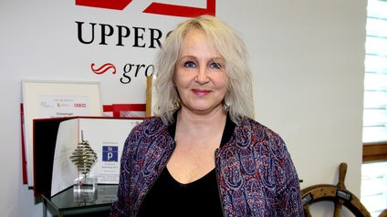 Eine lächelnde Frau.