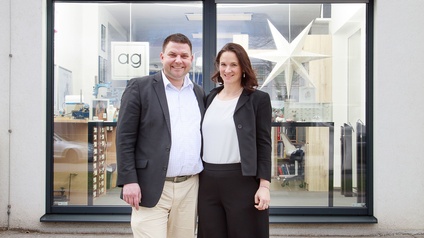 Ein Mann und eine Frau vor einem Schaufenster