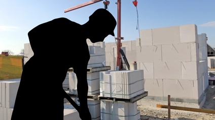 Stilisierter Arbeiter auf einer Baustelle, der einen Schwarzarbeiter symbolisieren soll.