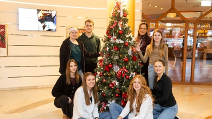 Floristen-Lehrlinge schmückten einen Christbaum im Casino Velden.