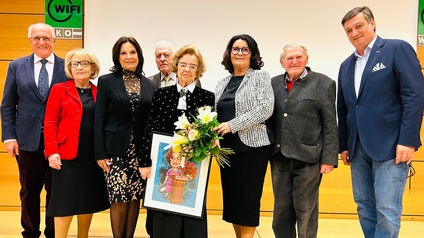 WK-Präsident Jürgen Mandl und die neue Obfrau NAbg. Elisabeth Scheucher dankten Helene Gstättner, die für ihre Leistungen zur Ehrenobfrau ernannt wurde.