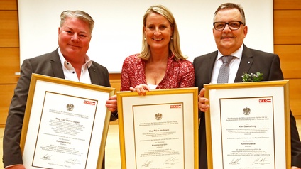Die Unternehmer:innen Karl Hanno Egger, Eva Hoffmann und Kurt Glantschnig wurden für ihre besonderen Leistungen und Verdienste um die Republik mit dem Berufstitel „Kommerzialrat“ ausgezeichnet. 