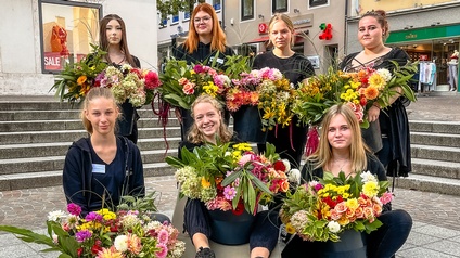 Junge Floristinnen beim Floristen-Flashmob in Villach
