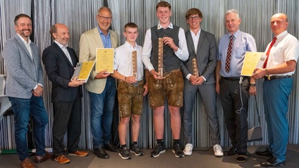 Sie sind stolz auf die Sieger.