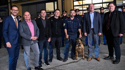 Gruppenfoto mit Polizei-Datenspürhund Duke