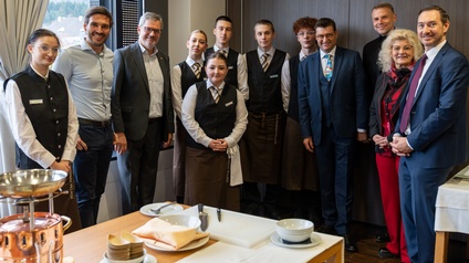 Gruppenfoto mit WK-Funktionären, FBS-Direktor und Lehrlingen