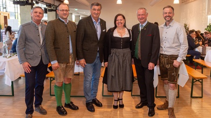Gruppenfoto vor den Bierbänken beim Frühschoppe