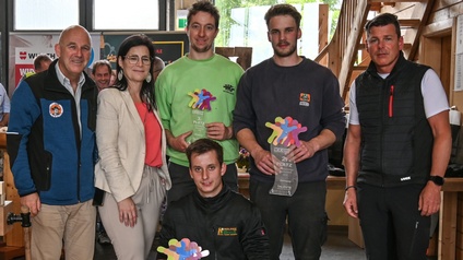 Innungsmeister Fritz Klaura, die drei Erstplatzierten, Fachberufsschuldirektorin Claudia Körbler und Berufsschullehrer Reinhold Schwarzenbacher