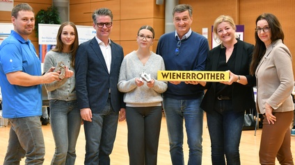 Gruppenfoto mit Schülern, Unternehmern sowie Vertretern von Wirtschaftskammer und AMS