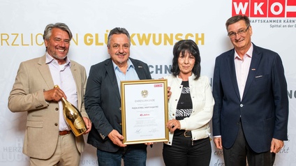 Zwei Mitglieder mit Urkunde mit Präsident und Bezirksstellenobmann