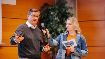 WK-Präsident Jürgen Mandl bei der Eröffnung auf der Bühne
