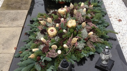 Allerheiligengesteck auf einem Grab