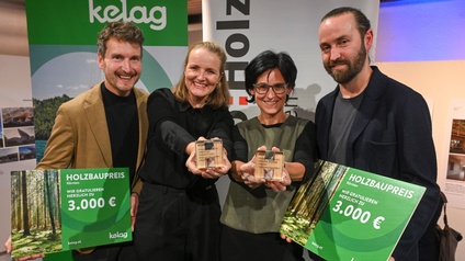 Die Sieger mit Trophäen und Schecks