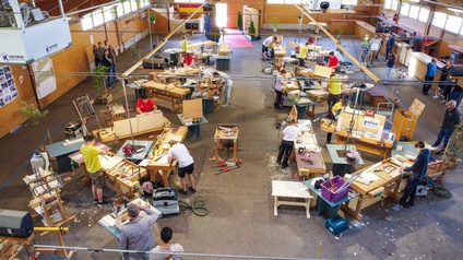 Blick über die Festhalle St. Michael beim Landeslehrlingswettbewerb mit Blick auf die Werkbänke der Lehrlinge
