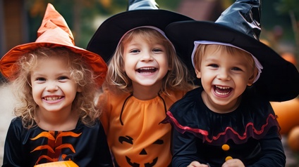 Kinder in Halloween-Verkleidung