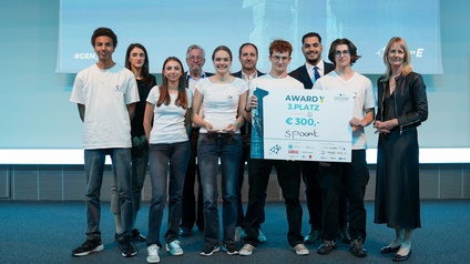 Sie strahlen um die Wette und freuen sich über den dritten Platz