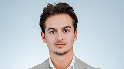 Portrait von Markus Sylle mit hellblauem Hintergrund