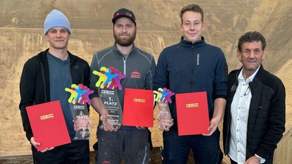 Die drei Sieger des Landeslehrlingswettbewerbs der Dachdecker mit Gottfried Gautsch, dem Landesinnungsmeister der Kärntner Dachdecker.