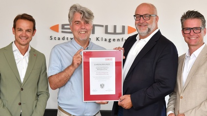 Anlässlich des 25-jährigen Jubiläums überreichte die Bezirksstelle Klagenfurt den beiden Vorständen Erwin Smole und Harald Tschurnig eine Ehrenurkunde.  