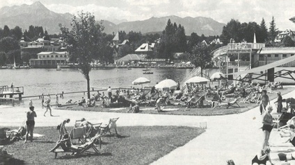 Strandbad Velden mit Schloss im Hintergrund