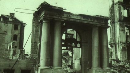 Zerstörtes Gebäude der Handelskammer 1945