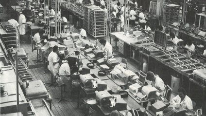 Fabrikshalle mit Arbeitern