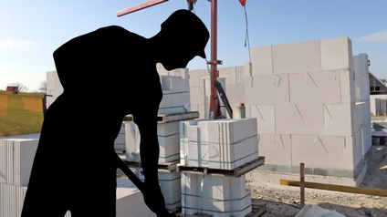 Schwarze Shiluette, die Bauarbeiter auf einer Baustelle darstellt.