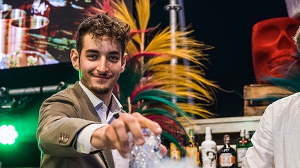 Sebastian Heindl mixt Cocktails an der Bar