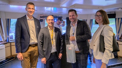 Gruppenfoto am Schiff