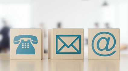 Drei Würfel mit den Symbolen für Telefon, Postanschrift und E-Mail