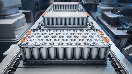 Detailaufnahme von Lithium-Batterien auf einem Laufband in einer sterilen Umgebung, die für Elektroautos oder hybrid Autos verwendet werden