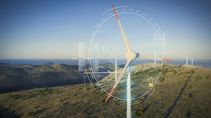 Windräder stehen auf einem Hügel. Darüber sind digitale Grafiken angelegt mit Werten zu Rotationsbewegungen, Zahlen und das Icon einer Batterieanzeige