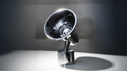 Silberne Trophäe aussehend wie ein Grammophon 