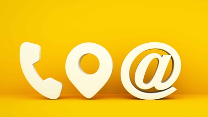 Symbole für Telefon, Adresse und E-Mail vor gelben Hintergrund