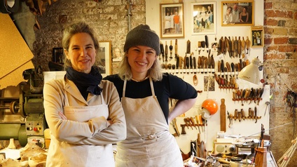 Anna Widni und Gabriele Gmeiner in einer Schuhwerkstatt