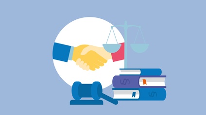 Händedruck in einem weißen Kreis, daneben steht eine Waage auf mehreren Büchern mit Paragraphen-Aufschrift sowie liegt ein Richterhammer vor einem hellblauen Hintergrund