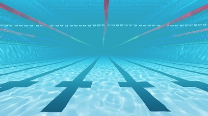 Unterwasseraufnahme eines Schwimmbeckens: Am Boden spiegeln sich Wasserbewegungen, schwarze Linien mit Kreuz der Länge verlaufend, darüber auf Wasseroberfläche rotgelbe schwimmende Begrenzungsbänder Schwimmbahnen formend