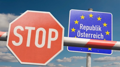 Republik Österreich Landesgrenze mit Stop-Schild und Schranken