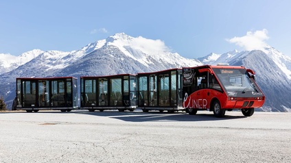 Ein rotes E-Fahrzeug