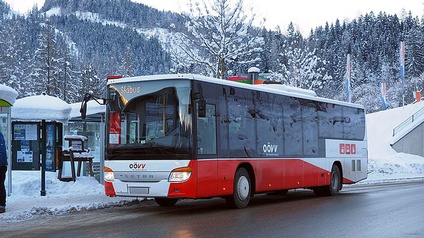 Winterinterlandschaft und ein Bus mit der Beschriftung 