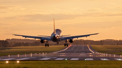 Rückenansicht eines wegfliegenden Flugzeugs