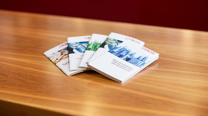 Diverse Broschüren zum Thema Kollektivvertrag sind auf einem Tisch aufgelegt